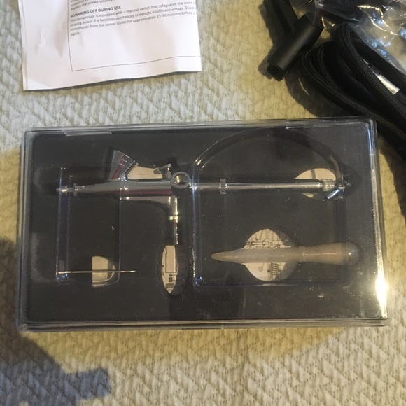 Airbrush Set with Compressor - Picture 5 of 11